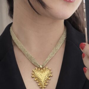 Gargantilla corazón de acero